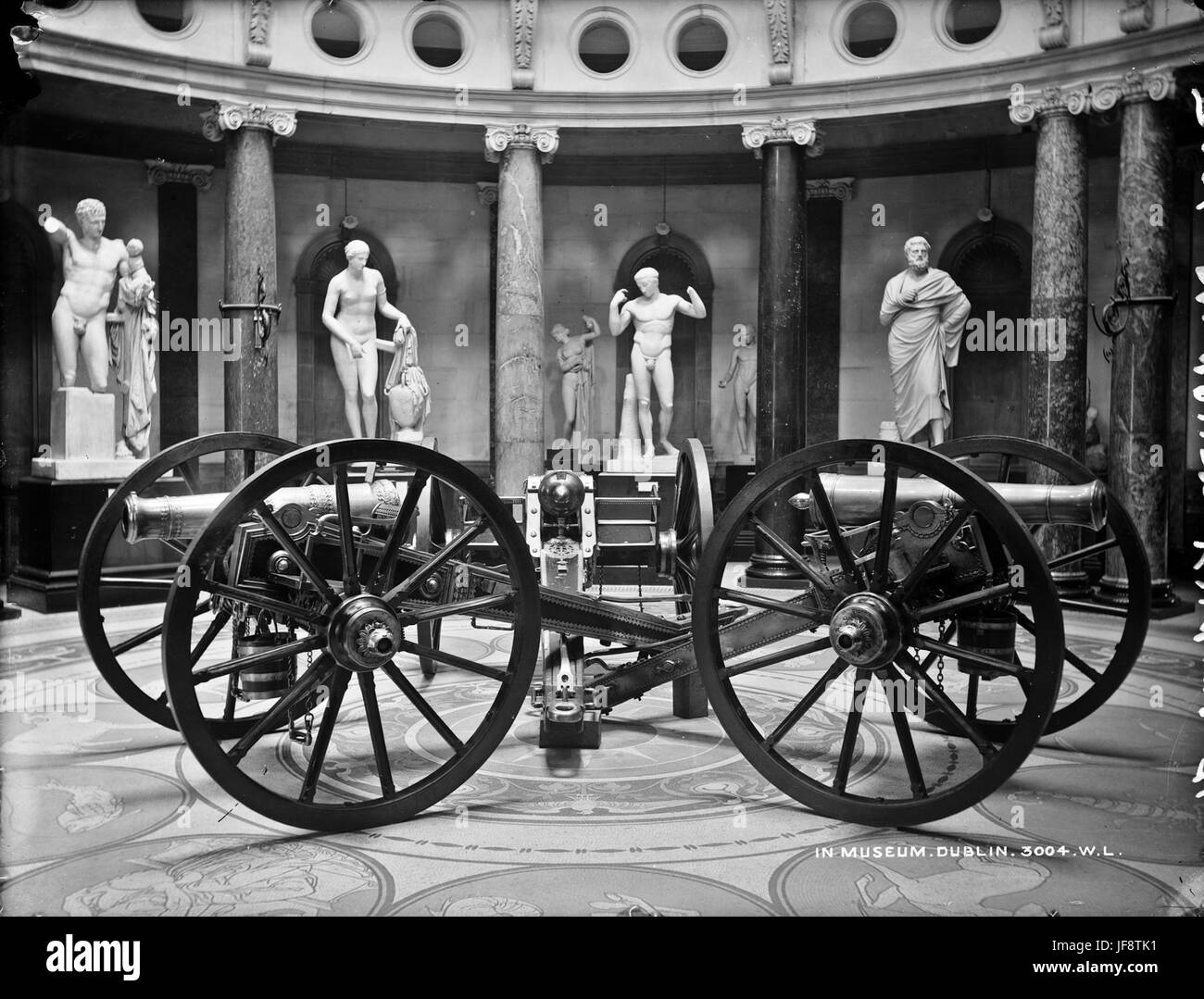Ein Archivfoto aus dem Anglo-Sikh-Krieg mit Waffen und militärischen Posen, Teil der Lawrence Photography Collection, die die Schlacht von Sobraon und die Sikh-Kriege darstellen Stockfoto