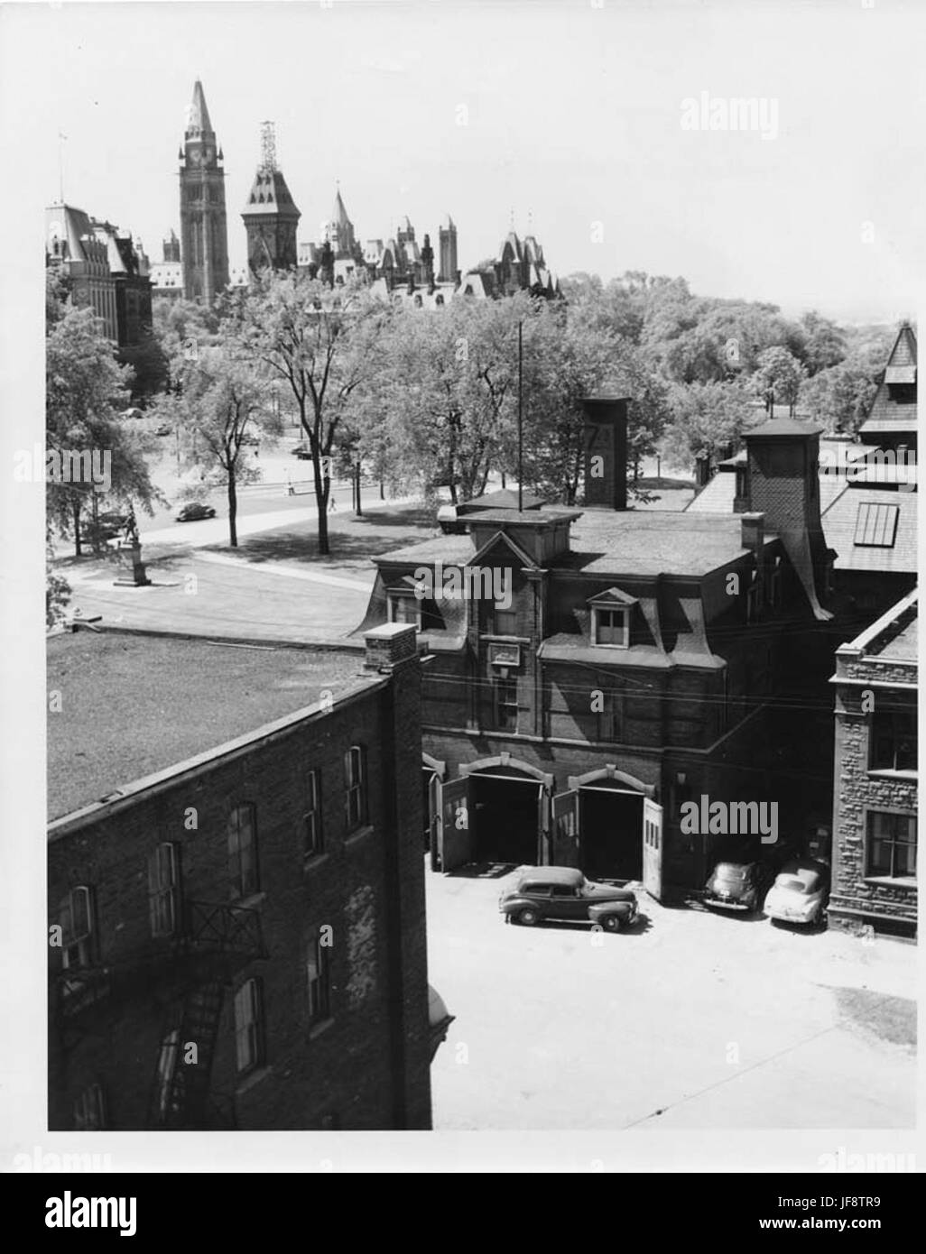 Ein historisches Bild, das die Nähe wichtiger Regierungsgebäude zu Ottawas Parlamentsgebäuden zeigt und die Rolle der Stadt in der politischen Geschichte und der Regierungsführung widerspiegelt. Stockfoto