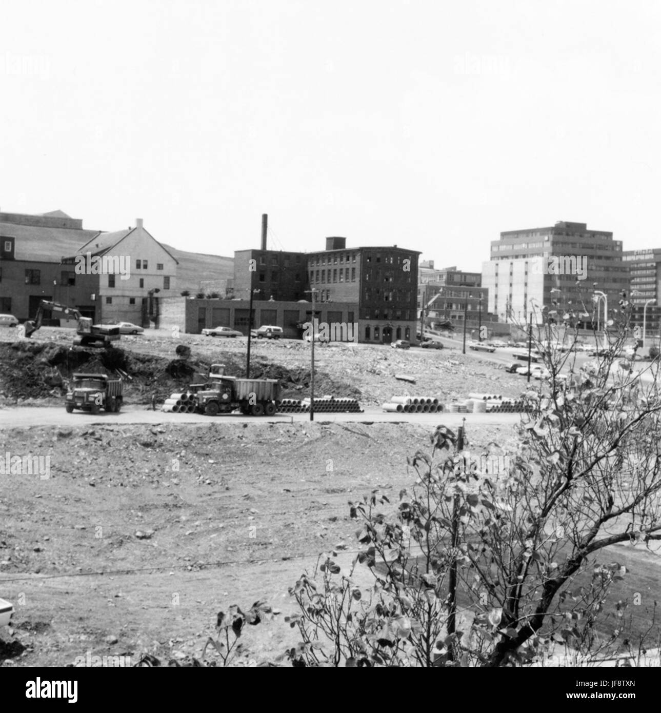 Das Halifax Metro Centre, ein Wahrzeichen in Nova Scotia, zeugt sowohl von modernen Sportstätten als auch von historischer Architektur. Entdecken Sie seine reiche Geschichte und Entwicklung, von alten Zeichnungen und architektonischen Archiven bis hin zu seinem heutigen Ort als Drehscheibe für Stadterneuerung und Sport in Halifax. Stockfoto