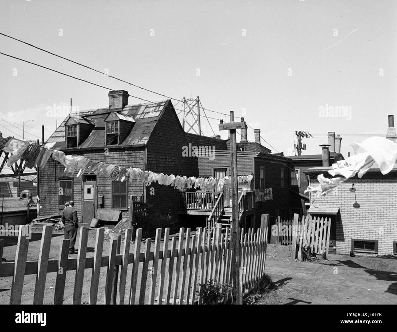 Ein historisches Foto, das die Barrington Street in Halifax, Nova Scotia, erfasst. Dieses Bild unterstreicht den architektonischen Charme der Straße, mit Winterschnee, der zur Vintage-Atmosphäre beiträgt. Stockfoto