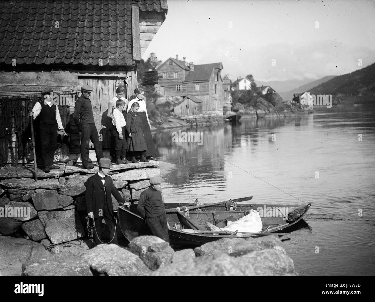 Ein seltener und historischer Heilbuttfang in Steinen, Førde, Norwegen, um 1917, der die Fischertradition des frühen 20. Jahrhunderts in Norwegens malerischen Fjorden zeigt. Stockfoto