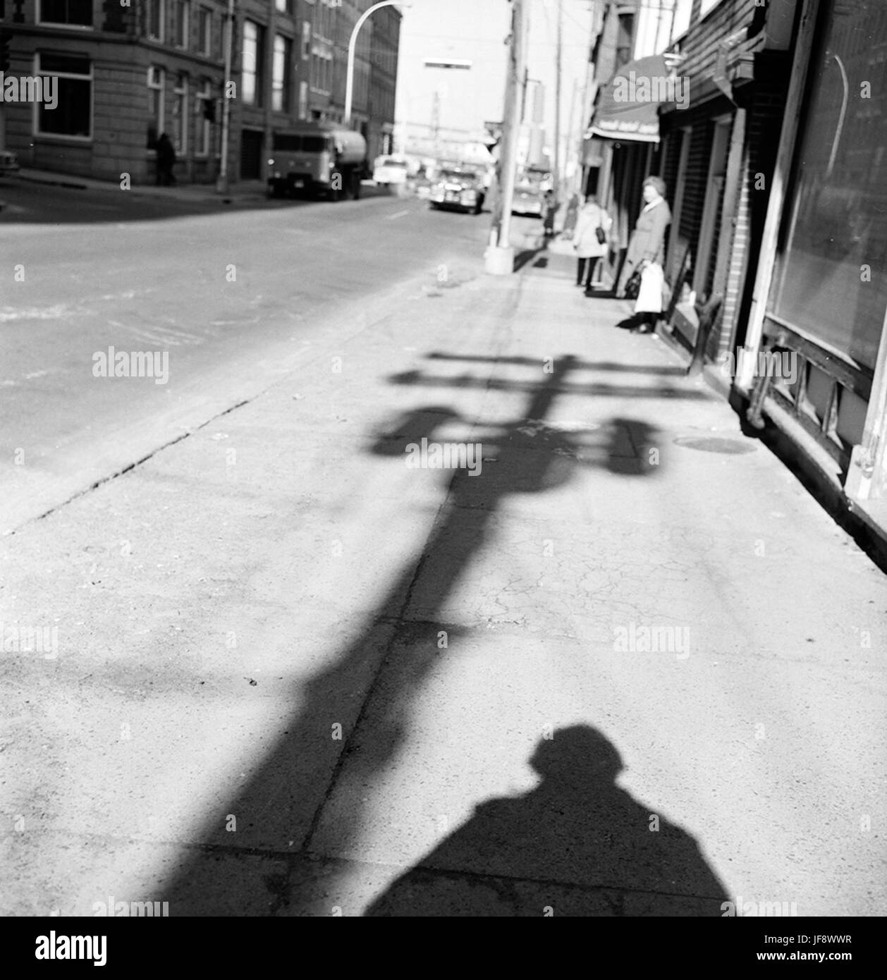 Ein historisches Foto von 1819 & 1821 Hollis St, Halifax, das Gebäude und Arbeiter aus einer früheren Zeit zeigt. Dieses Bild ist ein Fenster in die Stadtentwicklung und Geschichte von Halifax. Stockfoto