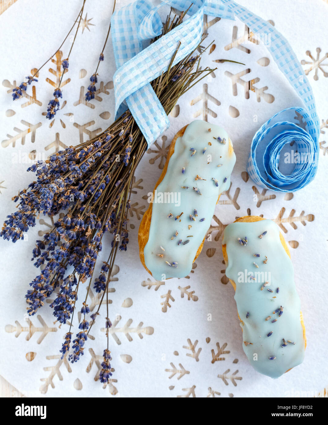 Eclairs mit Lavendel. Stockfoto