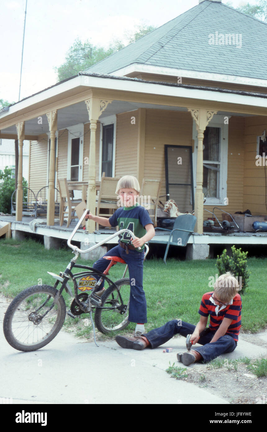 Jungen zusammen in einem 70er mit einem Raleigh Chopper bike vor ... Jungen zusammen in einem 70er mit einem Raleigh Chopper bike vor ...