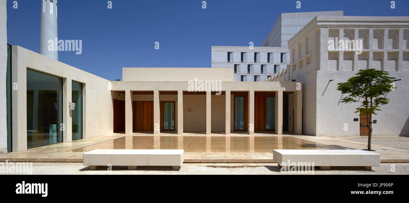 Außenansicht Innenhof. Mohammed Bin Jassim Haus, Doha, Katar. Architekt: John McAslan & Partner, 2017. Stockfoto