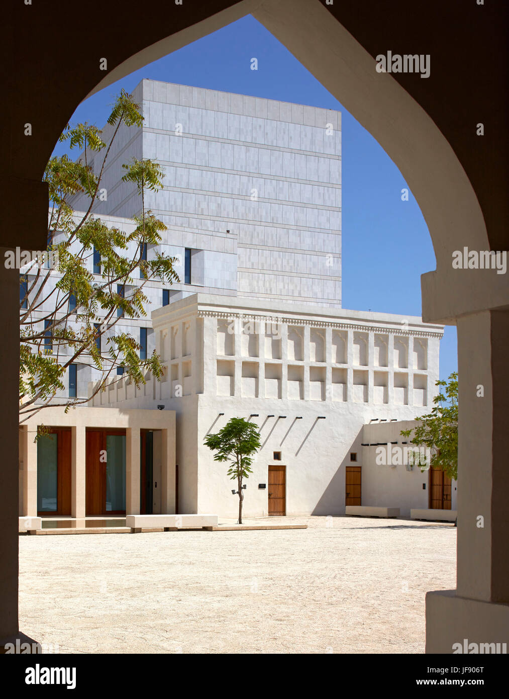 Gerahmte Ansicht im Innenhof aber islamischen Bogen. Mohammed Bin Jassim Haus, Doha, Katar. Architekt: John McAslan & Partner, 2017. Stockfoto