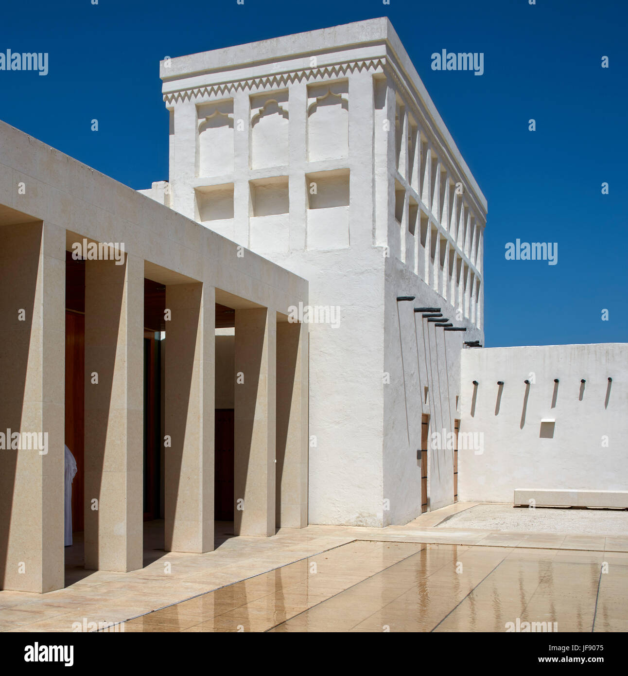 Blick auf Innenhof. Mohammed Bin Jassim Haus, Doha, Katar. Architekt: John McAslan & Partner, 2017. Stockfoto