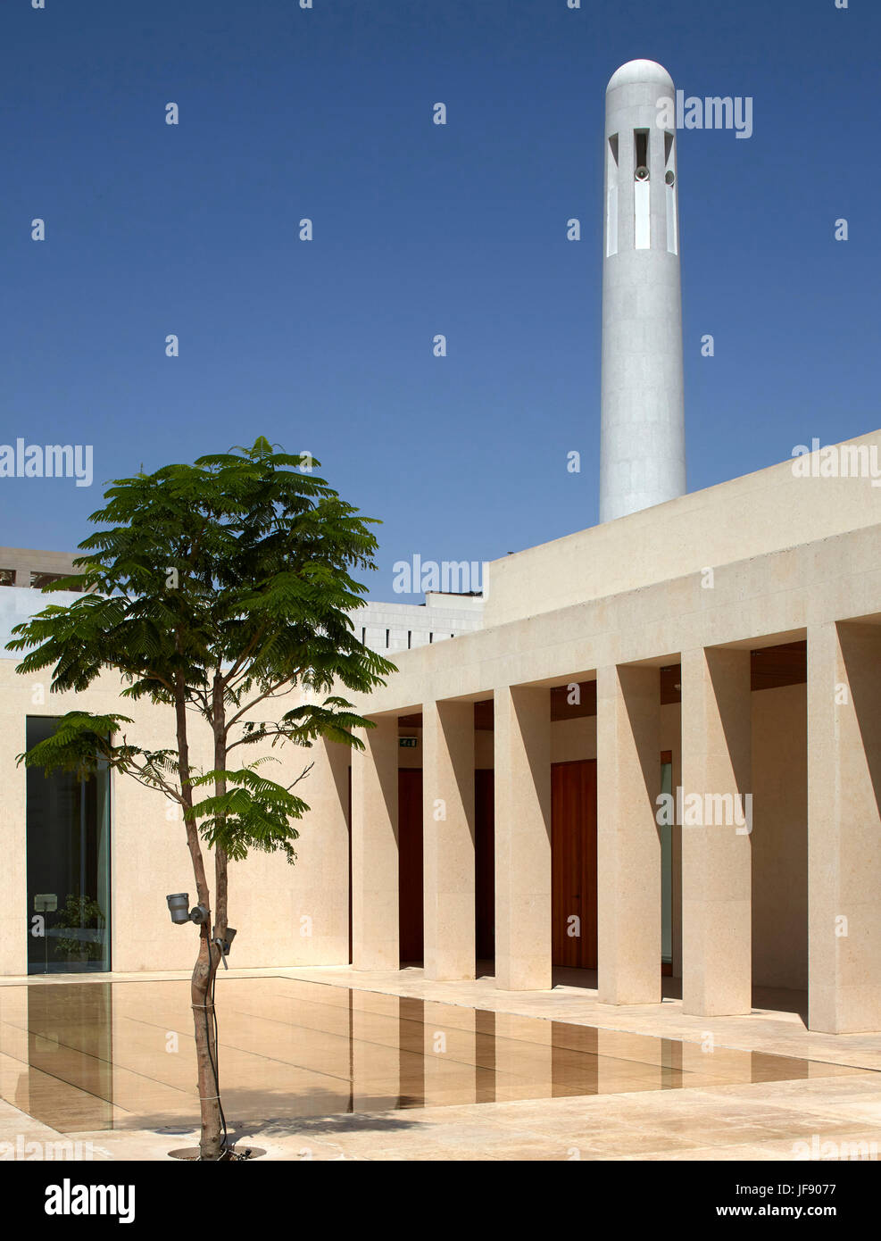 Blick auf Innenhof mit Moschee Minarett im Hintergrund. Mohammed Bin Jassim Haus, Doha, Katar. Architekt: John McAslan & Partner, 2017. Stockfoto