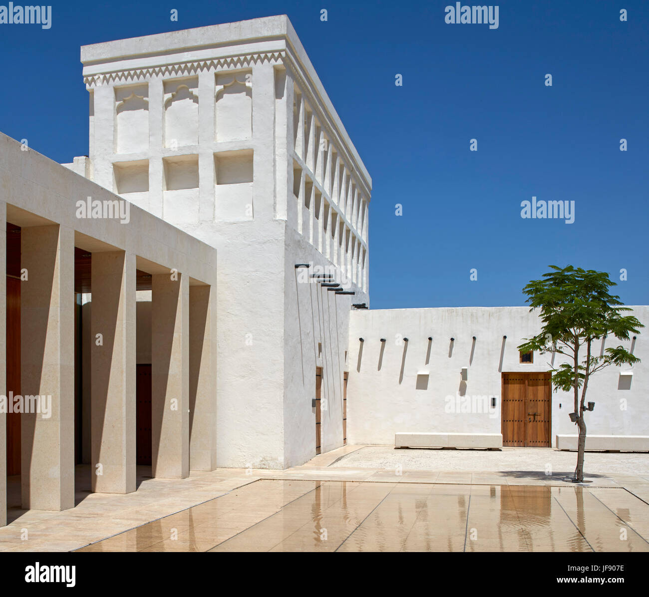 Blick auf Innenhof über Wasserspiel. Mohammed Bin Jassim Haus, Doha, Katar. Architekt: John McAslan & Partner, 2017. Stockfoto