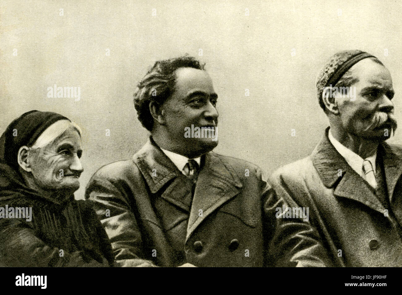 Maxim Gorky mit Mihov Georgi Dimitrov, bulgarischer Politiker und seine Mutter Paraskeva Dimitrova, auf dem Roten Platz, Moskau, 1934 Stockfoto Maxim Gorky mit Mihov Georgi Dimitrov, bulgarischer Politiker und seine Mutter Paraskeva Dimitrova, auf dem Roten Platz, Moskau, 1934 Stockfoto