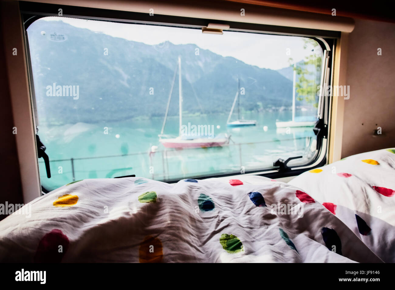 Blick durch das Fenster eines Campers auf einen blauen See und die Berge in  der Schweiz Stockfotografie - Alamy
