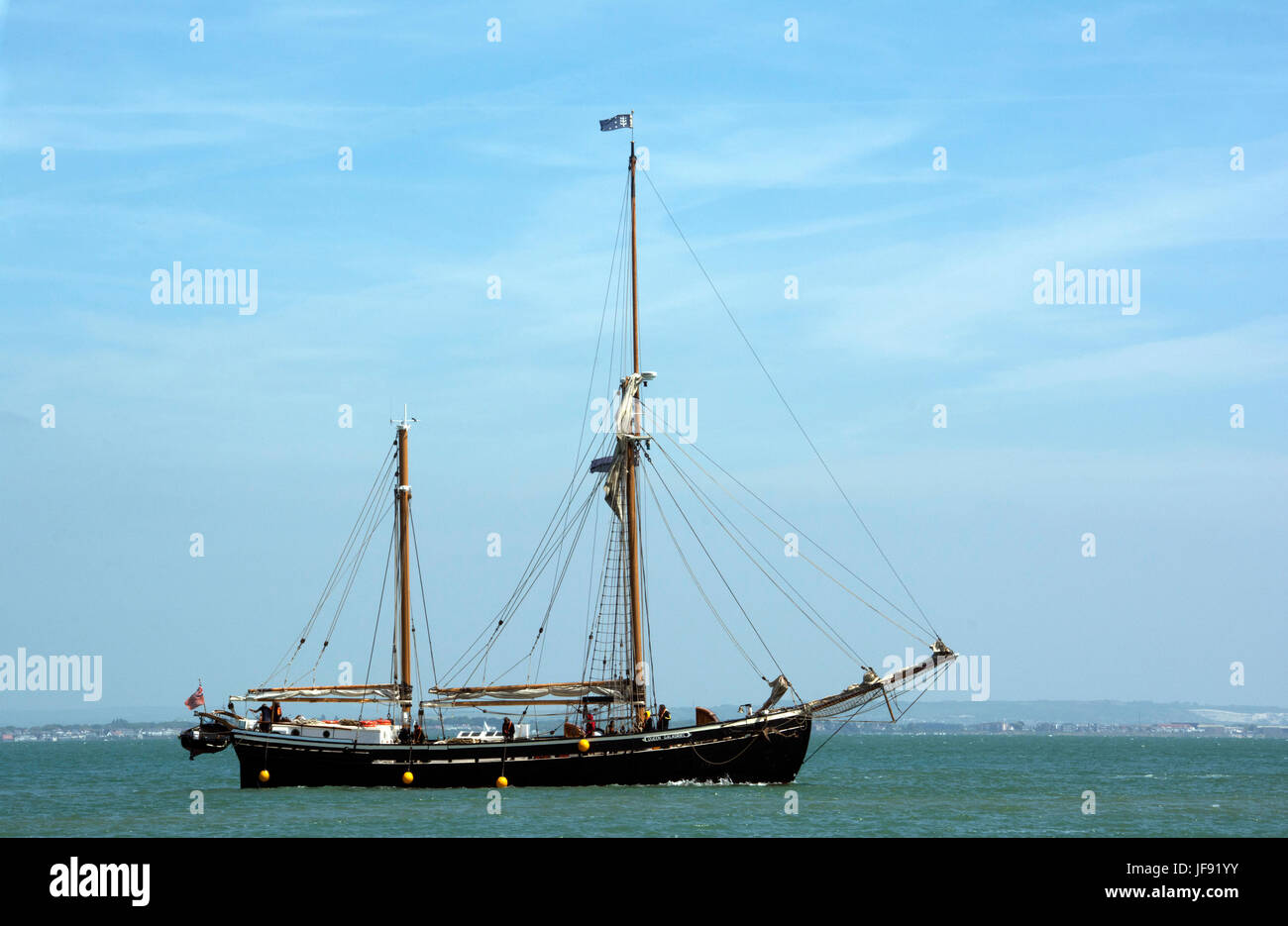 ISLE OF WIGHT; COWES; DIE "KÖNIGIN GALADRIEL" IM SOLENT VOR COWES Stockfoto