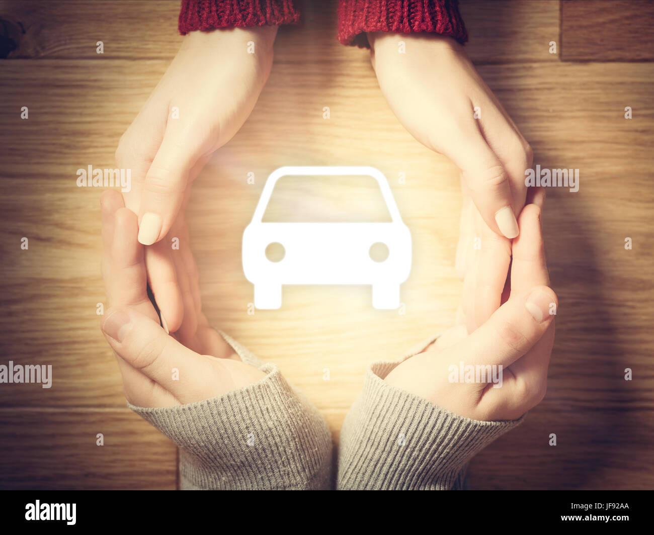 Auto-Symbol in Händen Kreis. Konzept der Versicherung, Transport im Auto. Stockfoto