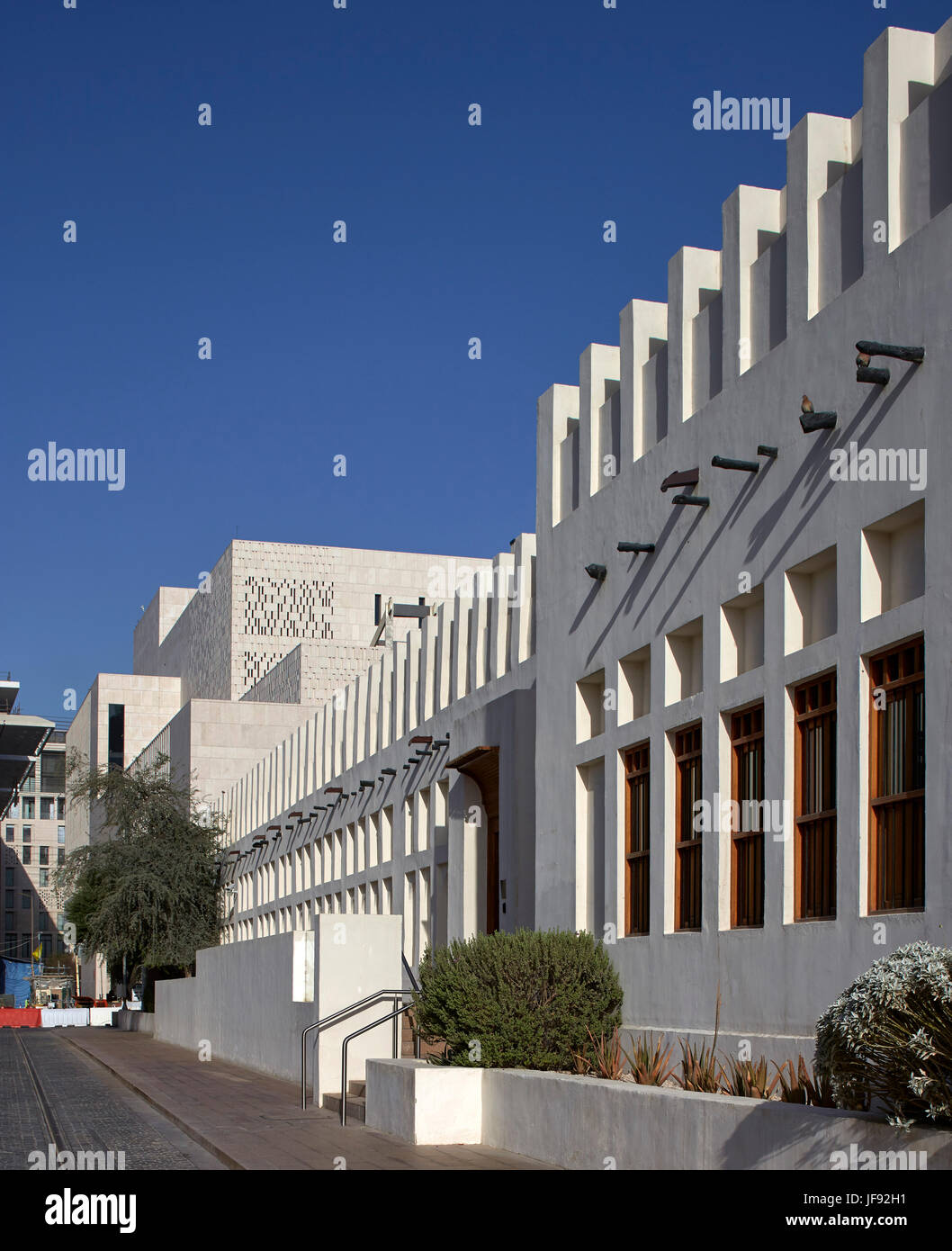 Aussenansicht in Richtung Eingang. Bin Jelmood Haus, Doha, Katar. Architekt: John Macaslan und Partner, 2017. Stockfoto