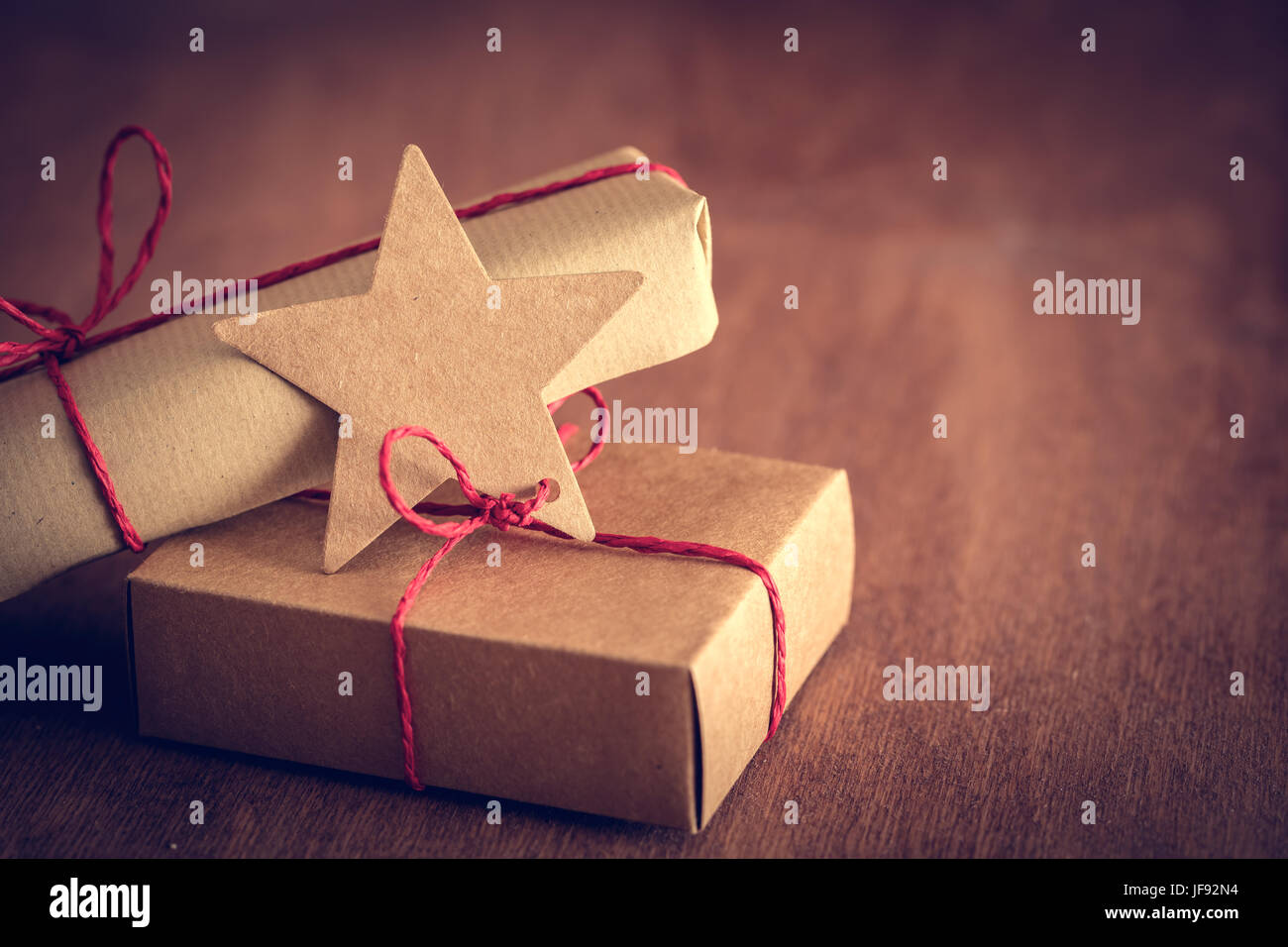 Rustikale Retro-Geschenke, Geschenkkartons mit Tag für Ihre Wünsche. Weihnachten, Vintage Stimmung. Handgefertigte Eco Papier wickeln. Stockfoto