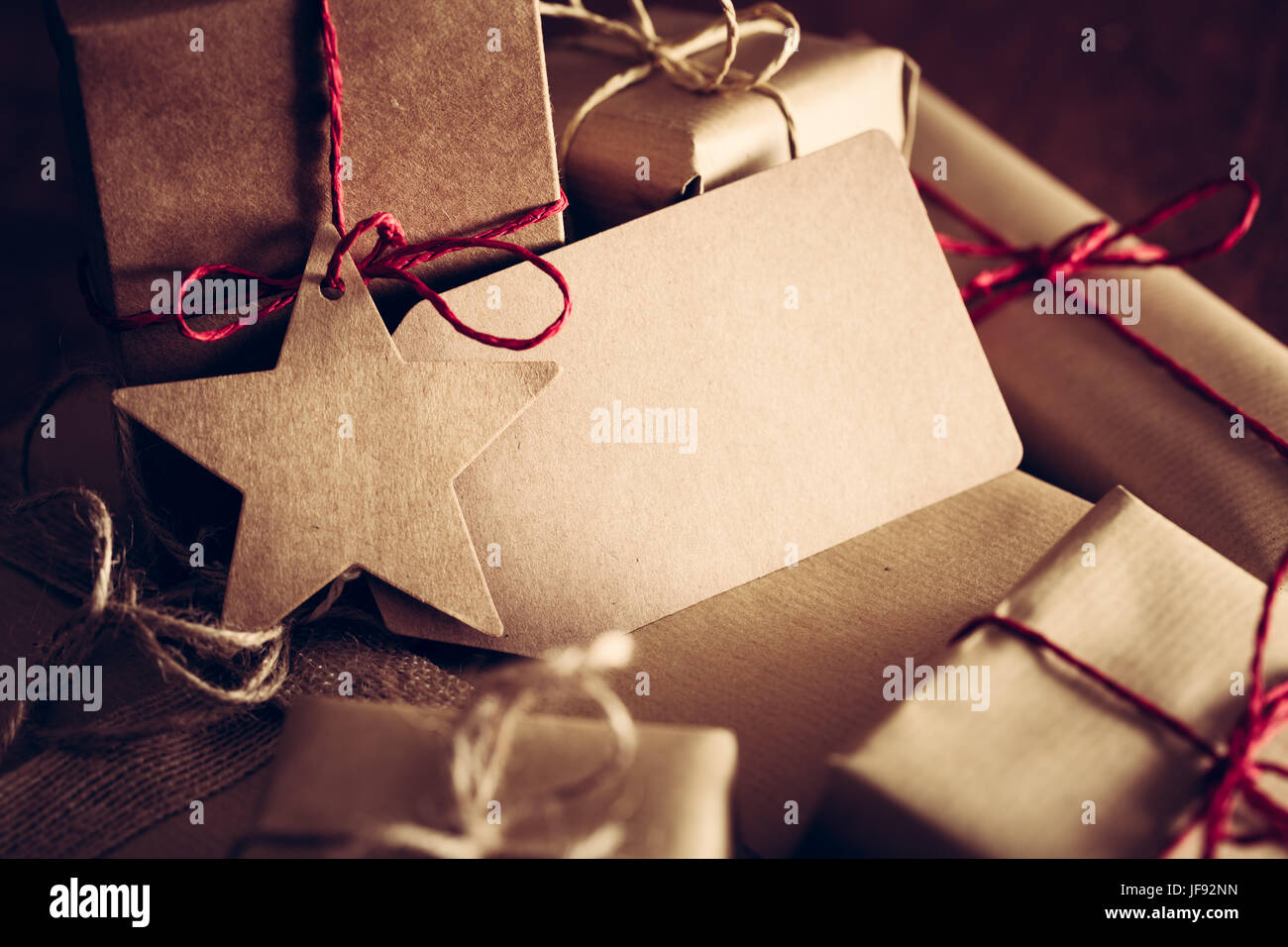 Rustikale Retro-Geschenke, Geschenkkartons mit Tag für Ihre Wünsche. Weihnachten, Vintage Stimmung. Handgefertigte Eco Papier wickeln. Stockfoto