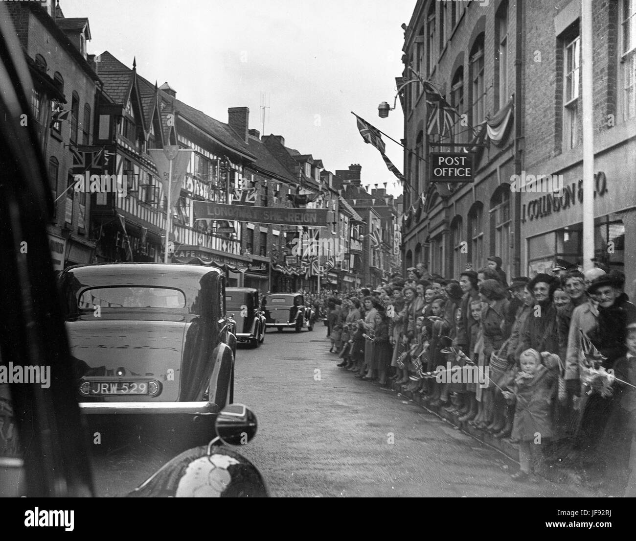 Massen-Welle als Queen Elizabeth besucht Shrewsbury 1952 Stockfoto