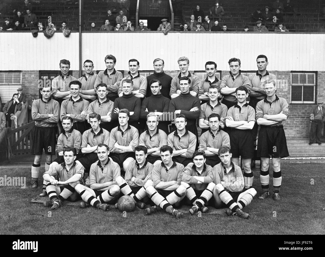 Wolverhampton Wanderers team 9. August 1954 wieder George Showell, Bill Morris,?, Bill Shorthouse, Bert Williams, Ron Blumen,?, Ron Stockin, Eddie Stuart. 3. Jimmy Murray, Joe Bonson, Bill Guttridge, Noel Dwyer, Nigel Sims, Derek Parton, John Timmins, Roy Pritchard, Bill Slater. 2. Johnny Hancocks, Peter Broadbent, Roy Swinbourne, Billy Wright, Les Smith, Billy Crook. Front-Norman Deeley, Dennis Wilshaw, Micky Lill, Eddie Clamp, Len Cooper, Tommy McDonald. Stockfoto