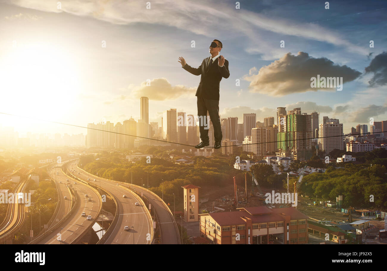 Blinde Geschäftsmann, Konzept von Risiko und Gefahr in unternehmerische Entscheidung. Stockfoto