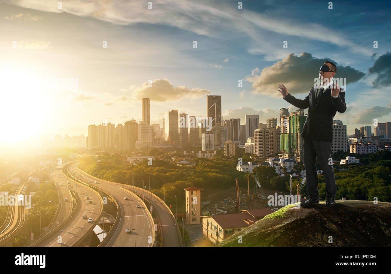 Blinde Geschäftsmann, Konzept von Risiko und Gefahr in unternehmerische Entscheidung. Stockfoto