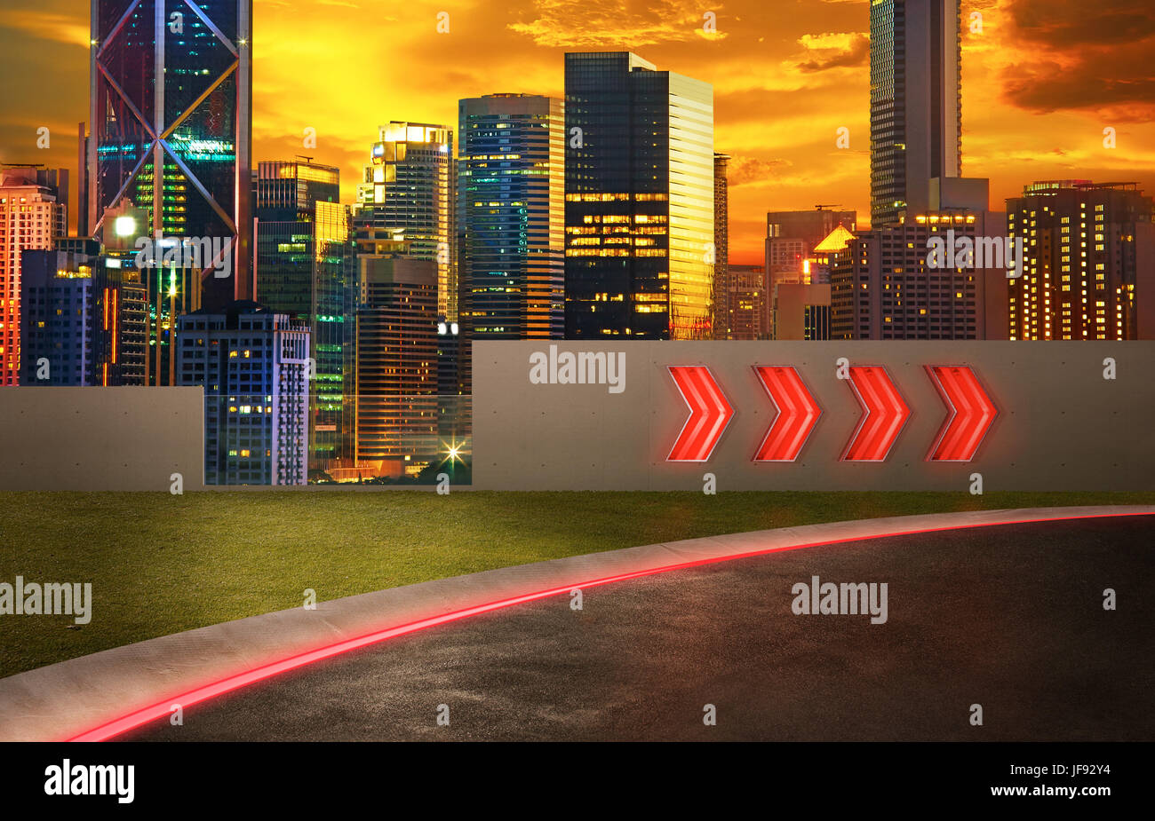 Asphaltstraße mit fluoreszierenden Licht Zeichen Pfeil und Nacht Szenenhintergrund Stadt skyline Stockfoto