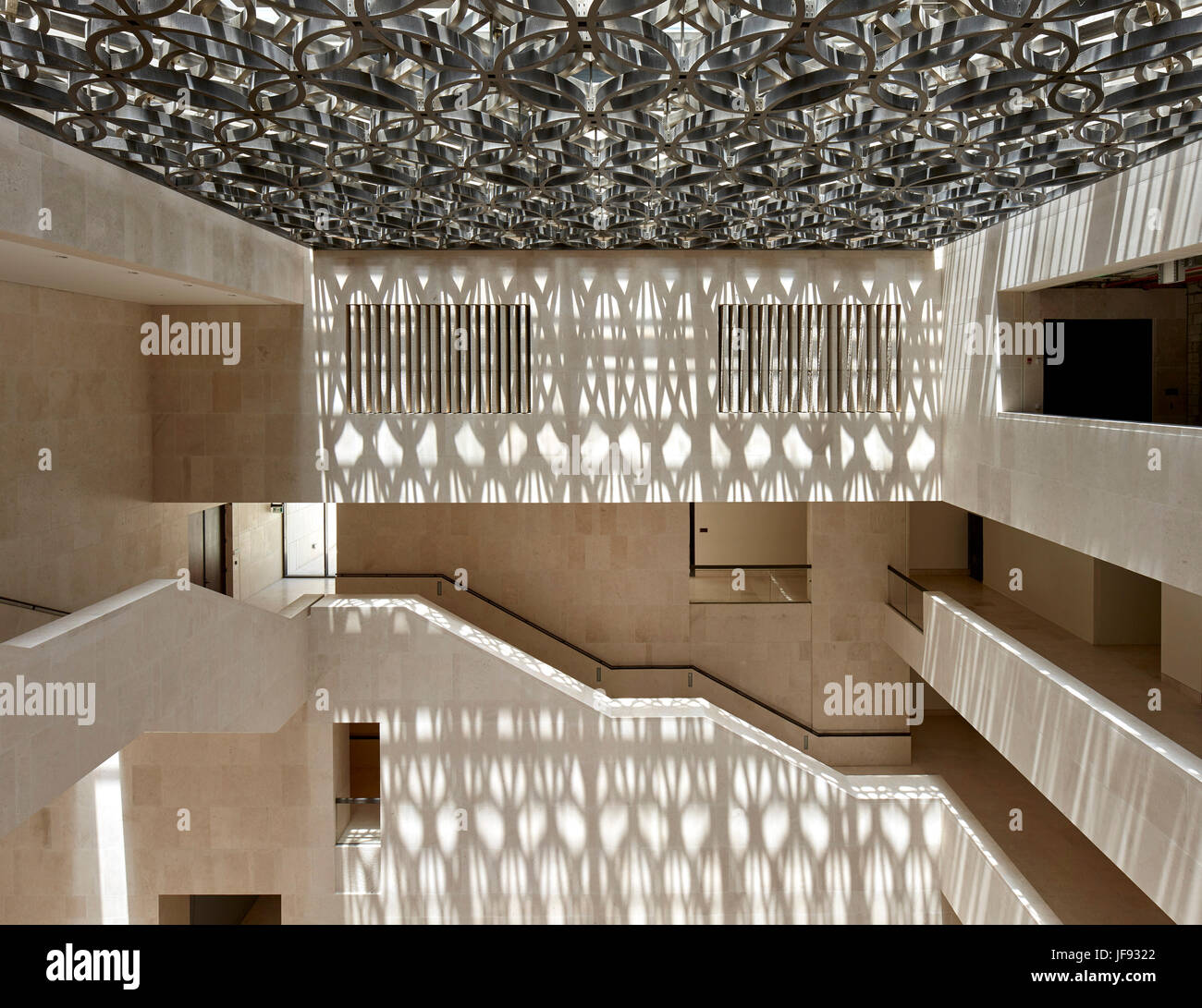 Atrium-Ansicht mit Mittagssonne. Das Kulturforum, Doha, Katar. Architekt: John McAslan & Partner, 2017. Stockfoto