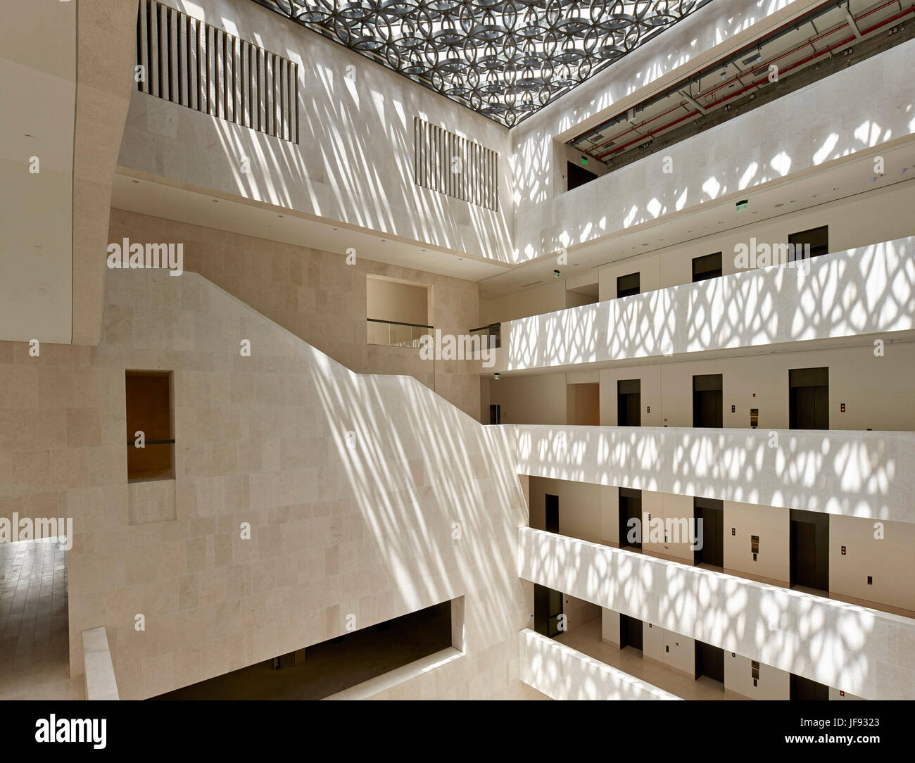 Atrium-Ansicht mit Mittagssonne. Das Kulturforum, Doha, Katar. Architekt: John McAslan & Partner, 2017. Stockfoto