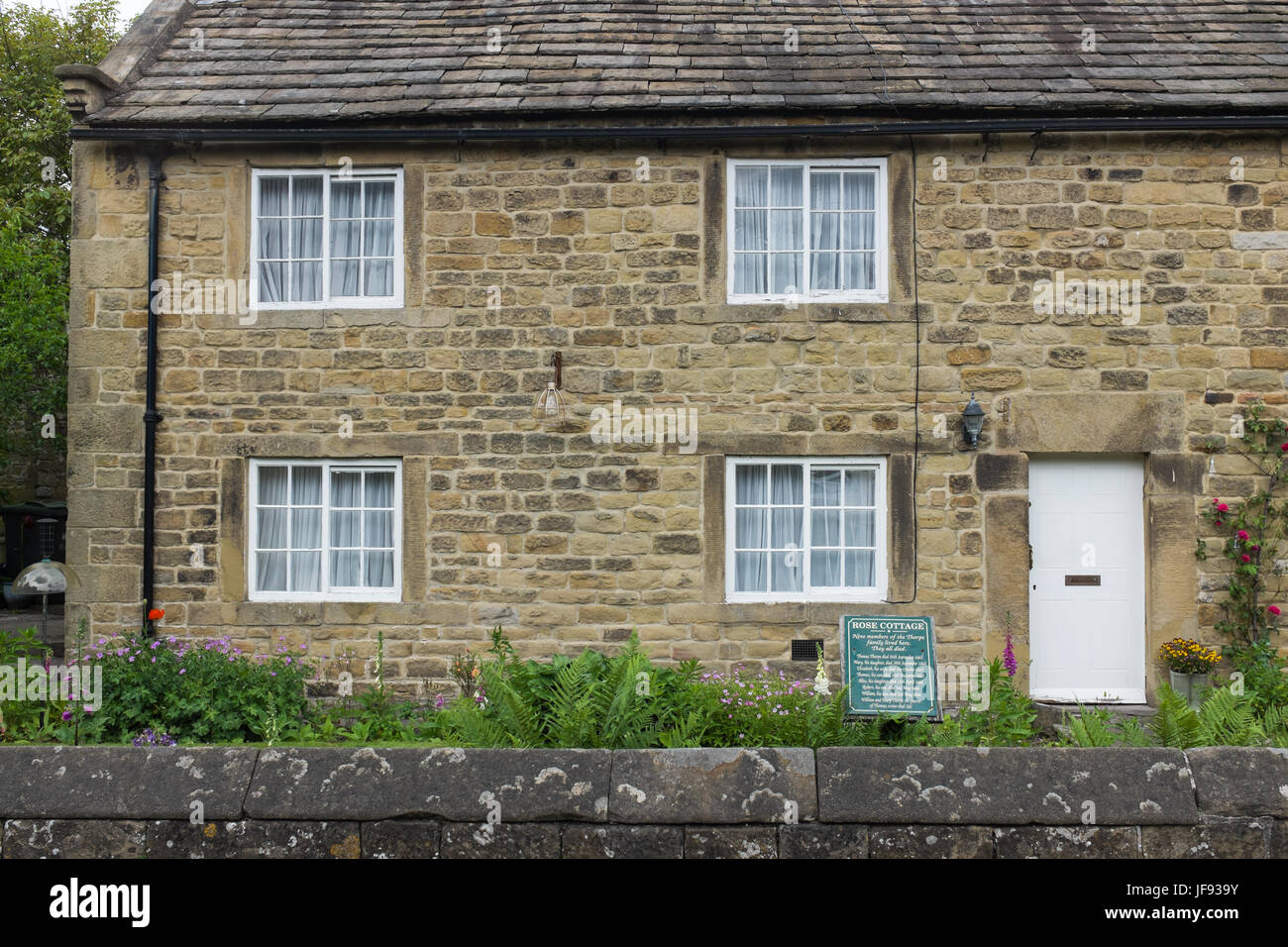 Rose Cottage im Dorf Eyam in Derbyshire Peak District, wo neun Mitglieder einer Familie an der Pest gestorben Stockfoto