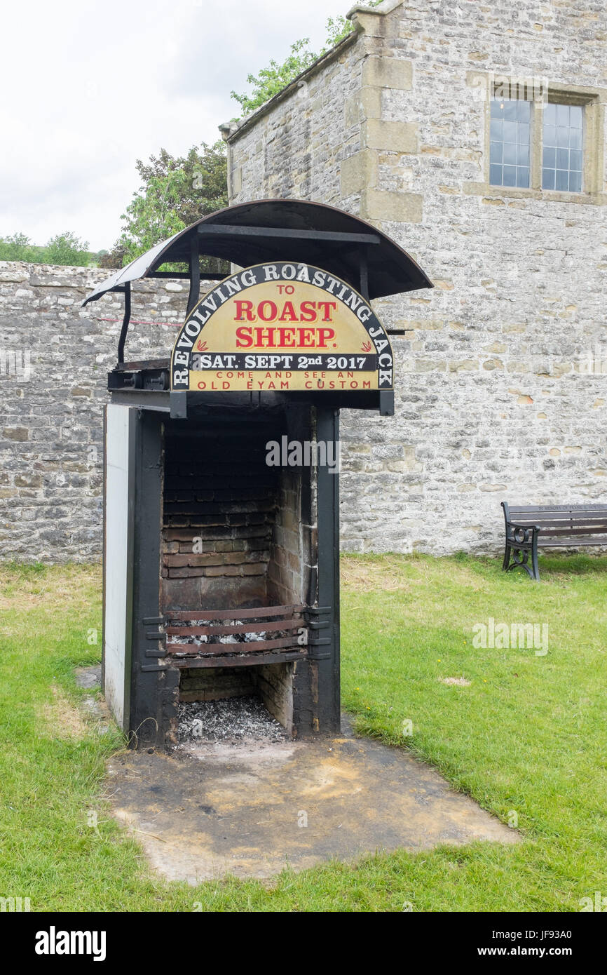 Rotierende Rösten Jack in das historische Dorf Eyam in Derbyshire Peak District, wo ein Schaf ist, Spieß braten Stockfoto