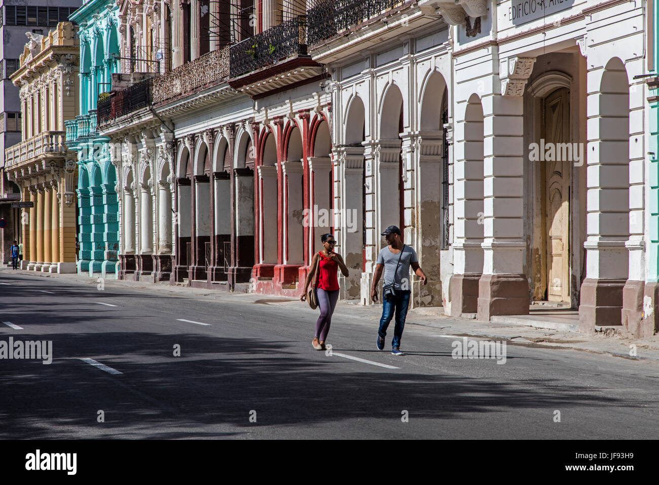 Ein paar Spaziergänge entlang des PASEO DE MARTI auch bekannt als das Prado-Museum mit seiner klassischen Architektur - Havanna, Kuba Stockfoto