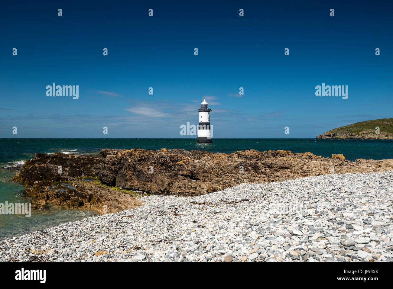 Schöne Seelandschaft Darstellung Penmon Leuchtturm und die umliegenden Küsten Funktionen (Trwyn Du, Barsch Rock, Ynys Seiriol, Puffin Island) an einem Sommertag. Stockfoto