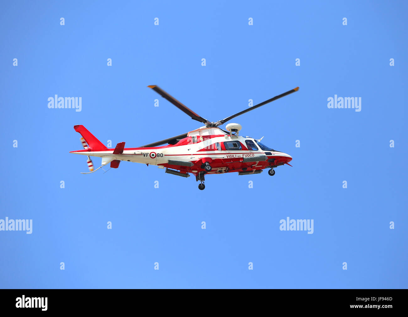 Veneto, Italien - 26. Mai 2016: Hubschrauber der italienischen Feuerwehr fliegen hoch bei Rettungseinsätzen und der Hintergrund des blauen Himmels Stockfoto