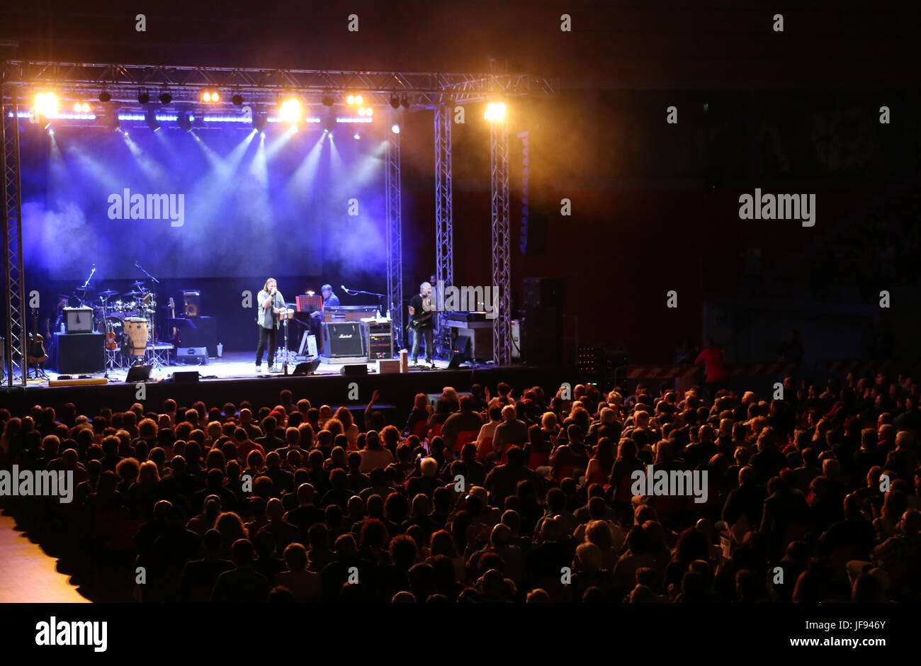 Bassano del Grappa, VI, Italien - 29. April 2017: Nomadi eine italienische berühmte Musikgruppe auf der Bühne während der live-Konzert mit dem Publikum Stockfoto