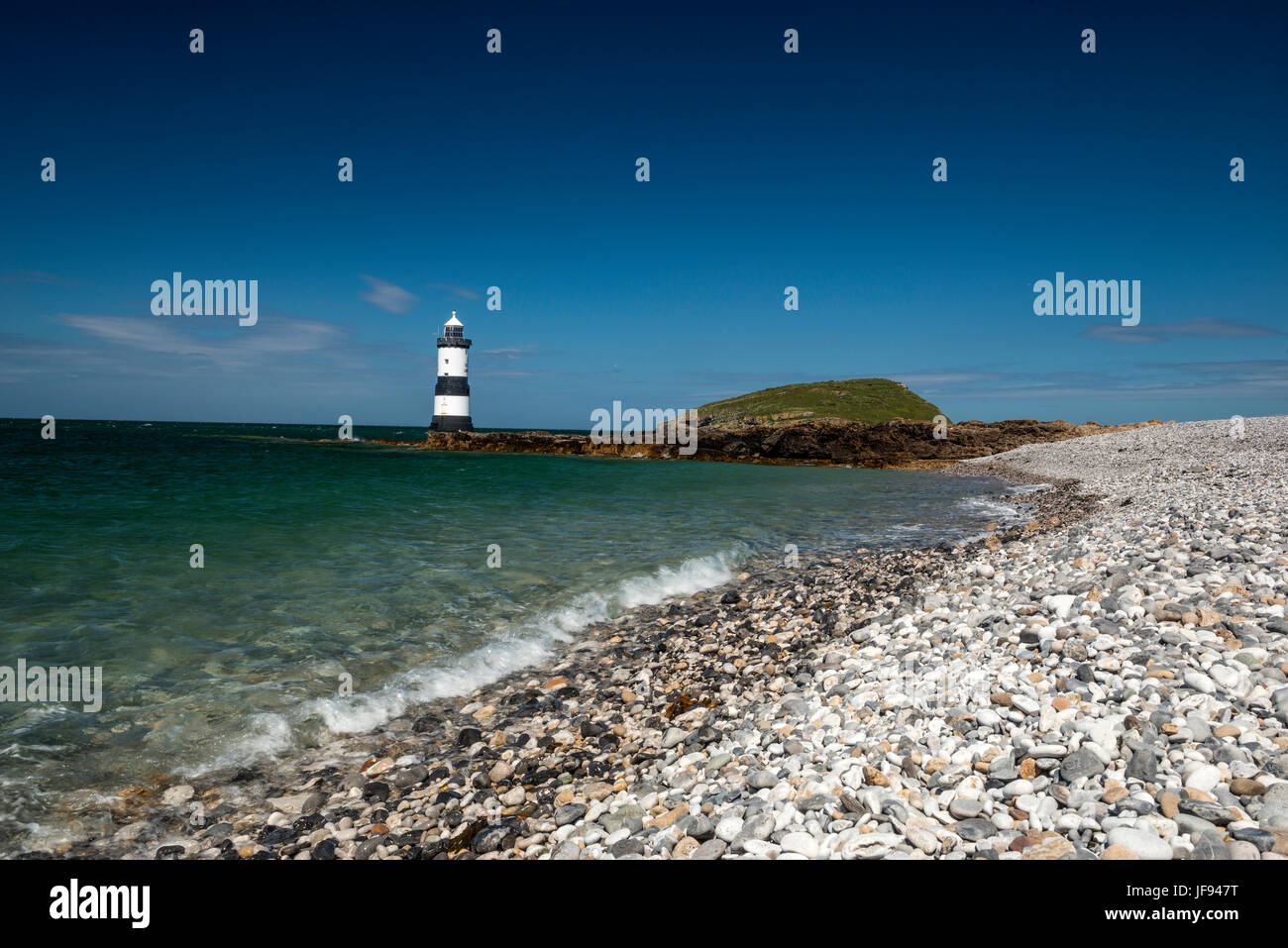 Schöne Seelandschaft Darstellung Penmon Leuchtturm und die umliegenden Küsten Funktionen (Trwyn Du, Barsch Rock, Ynys Seiriol, Puffin Island) an einem Sommertag. Stockfoto