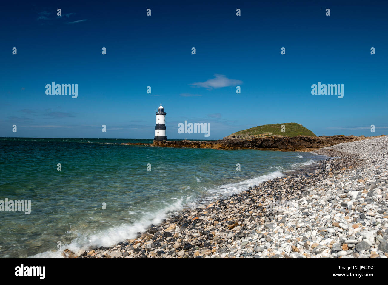 Schöne Seelandschaft Darstellung Penmon Leuchtturm und die umliegenden Küsten Funktionen (Trwyn Du, Barsch Rock, Ynys Seiriol, Puffin Island) an einem Sommertag. Stockfoto