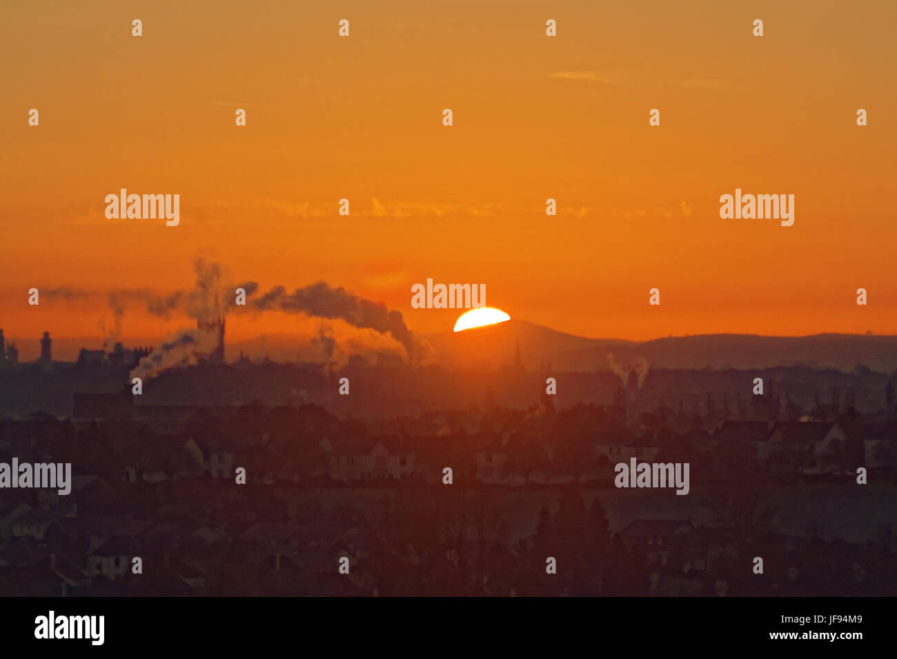 Sonnenaufgang über Tinto Hill, wo die Druiden Menschen Smog schwere Atmosphäre Panorama von Glasgow Stadt am frühen Morgen nach Osten geopfert Stockfoto