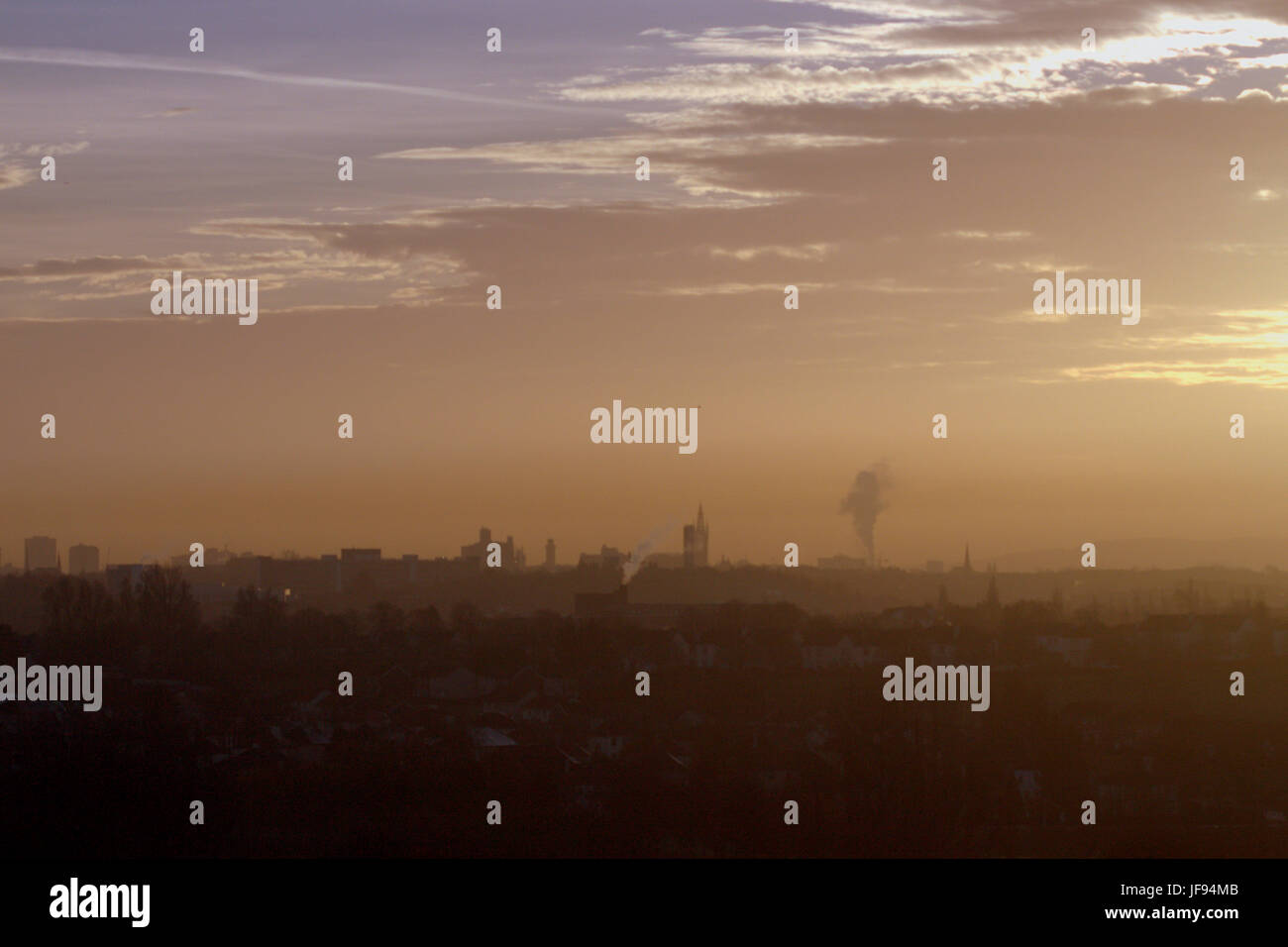 Smog-schwere Atmosphäre-Panorama von Glasgow Stadt am frühen Morgen nach Osten Stockfoto