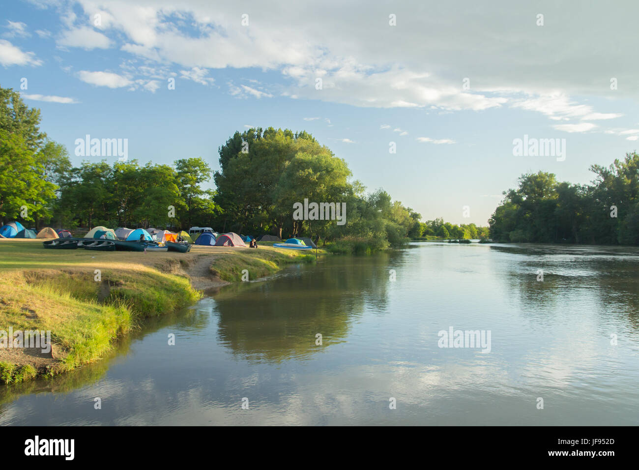 Zelte-Campingplatz in der Nähe von Fluss Stockfoto