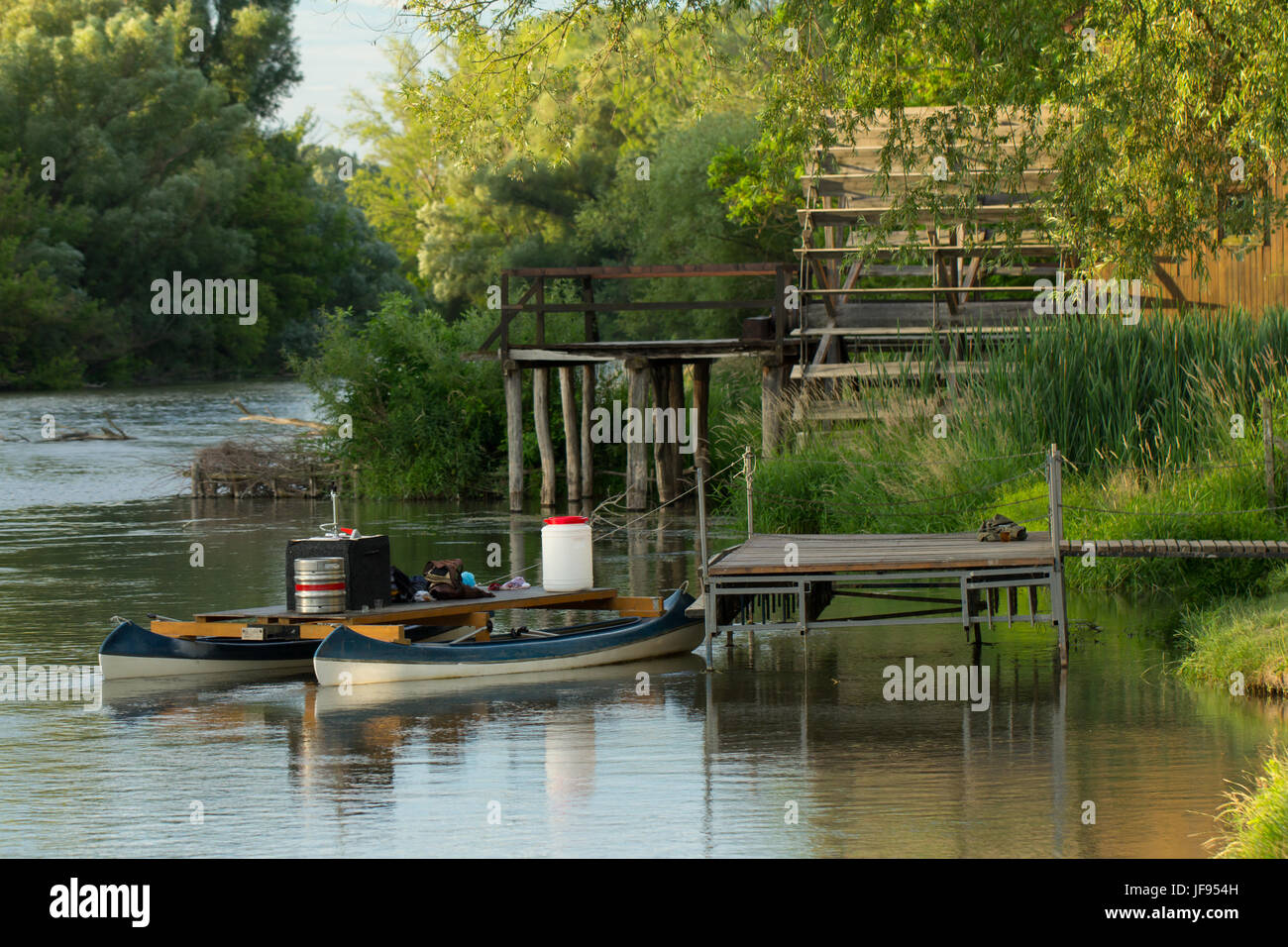 Boote in Pier am Fluss Stockfoto