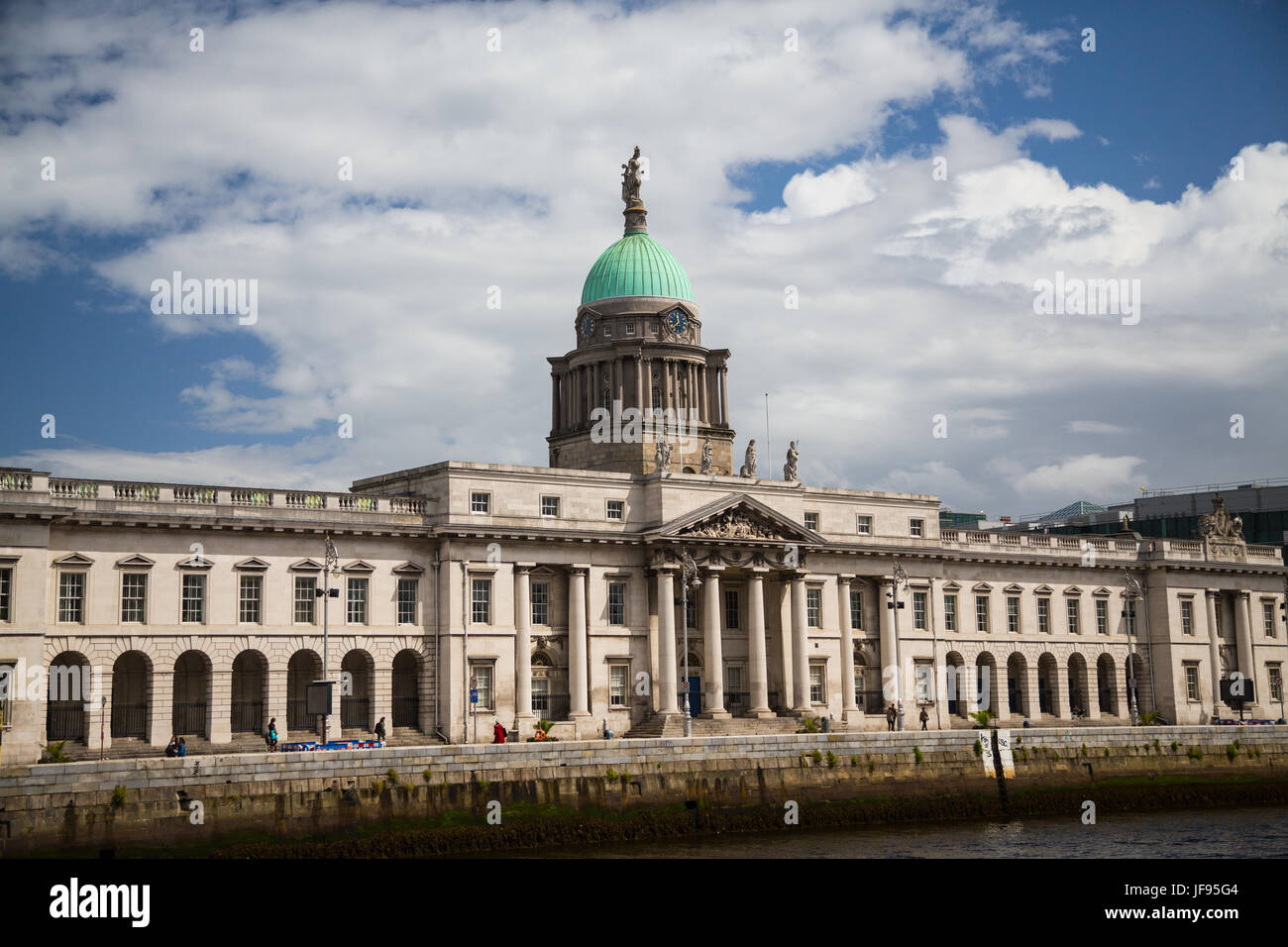 Das Custom House ist ein neoklassisches Gebäude aus dem 18. Jahrhundert in Dublin, Irland, in der Abteilung für Wohnungswesen, Raumordnung und kommunale Behörden Stockfoto