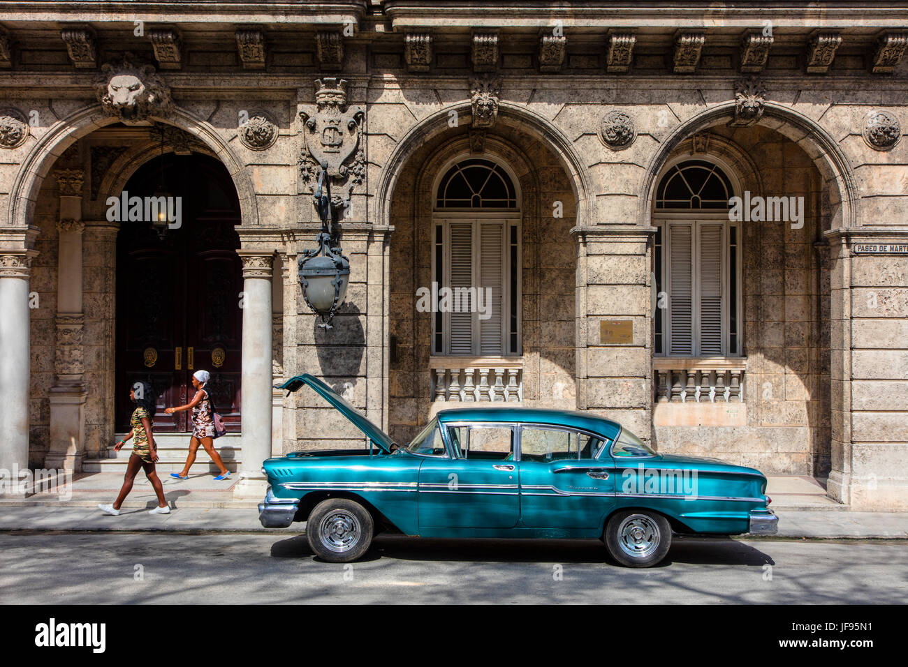 Amerikanische Oldtimer entlang des PASEO DE MARTI auch bekannt als der PRADO - Havanna, Kuba Stockfoto