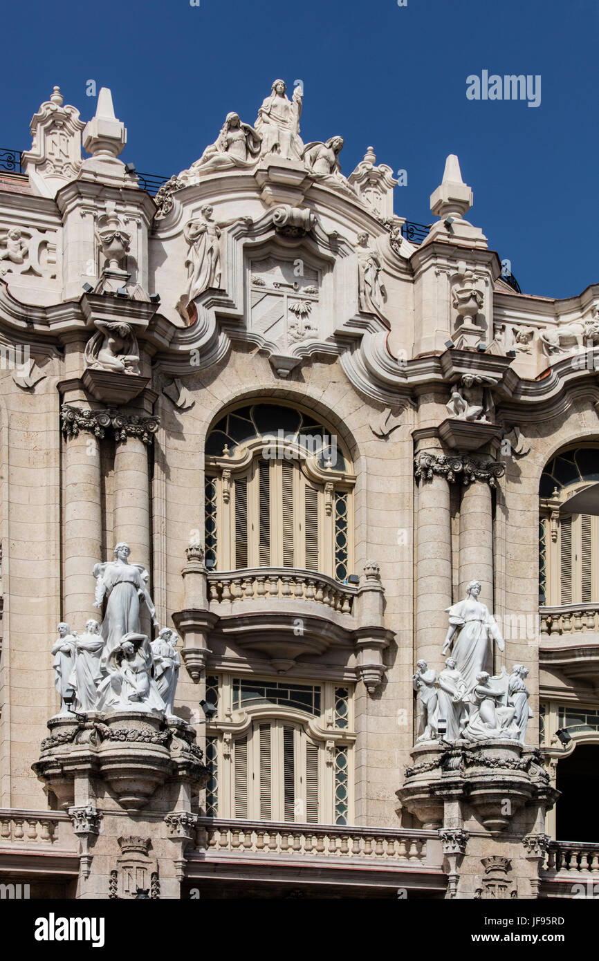 Marmorstatuen von Göttinnen schmücken die aufwendige Fassade des GRAND TEATRO DE HABANA - Havanna, Kuba Stockfoto