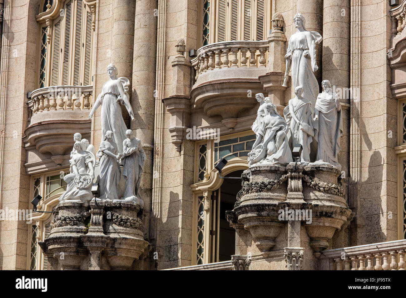 Marmorstatuen von Göttinnen schmücken die aufwendige Fassade des GRAND TEATRO DE HABANA - Havanna, Kuba Stockfoto