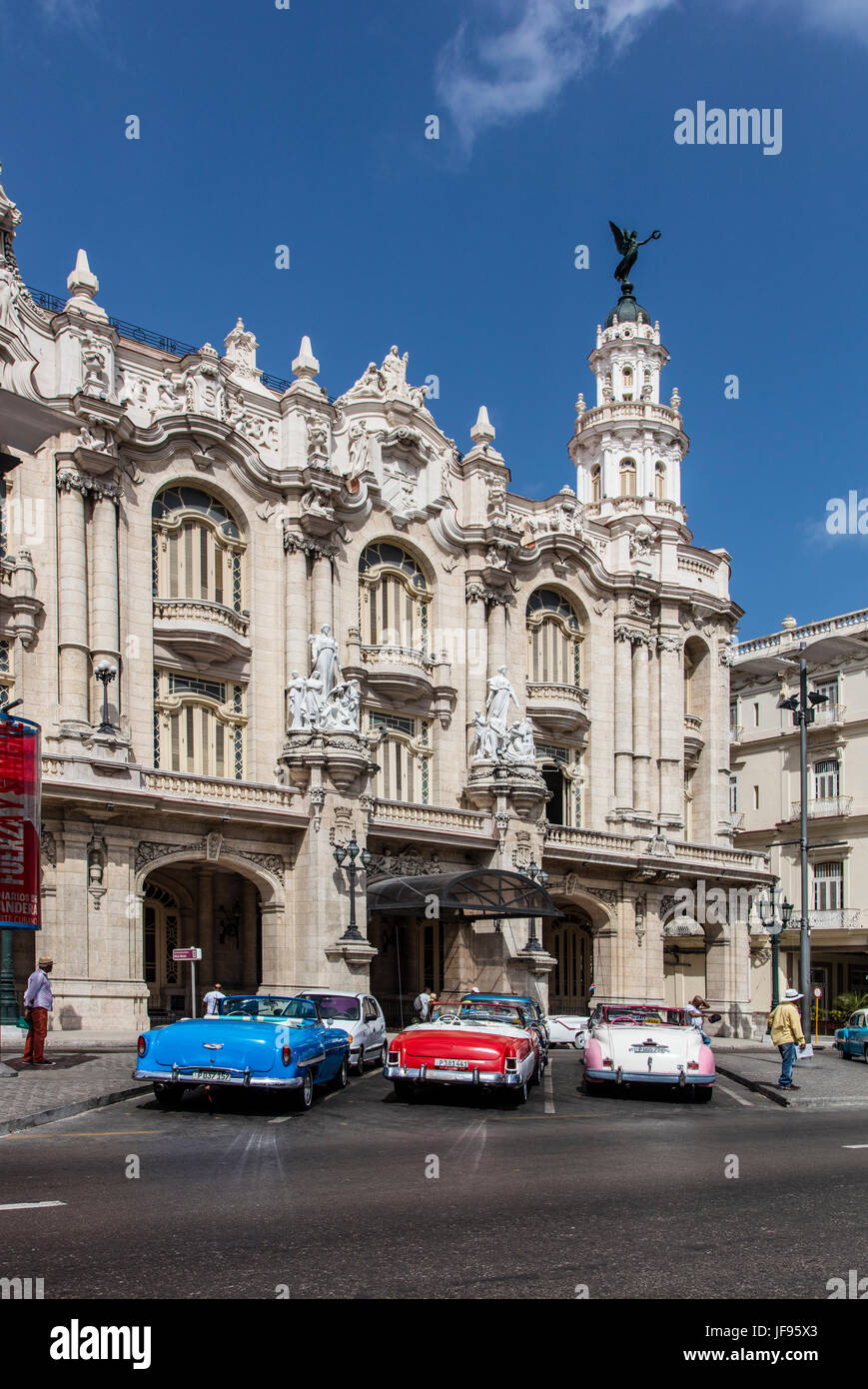 Amerikanische Wagen dienen als Taxis vor der GRAND TEATRO DE HABANA - Havanna, Kuba Stockfoto