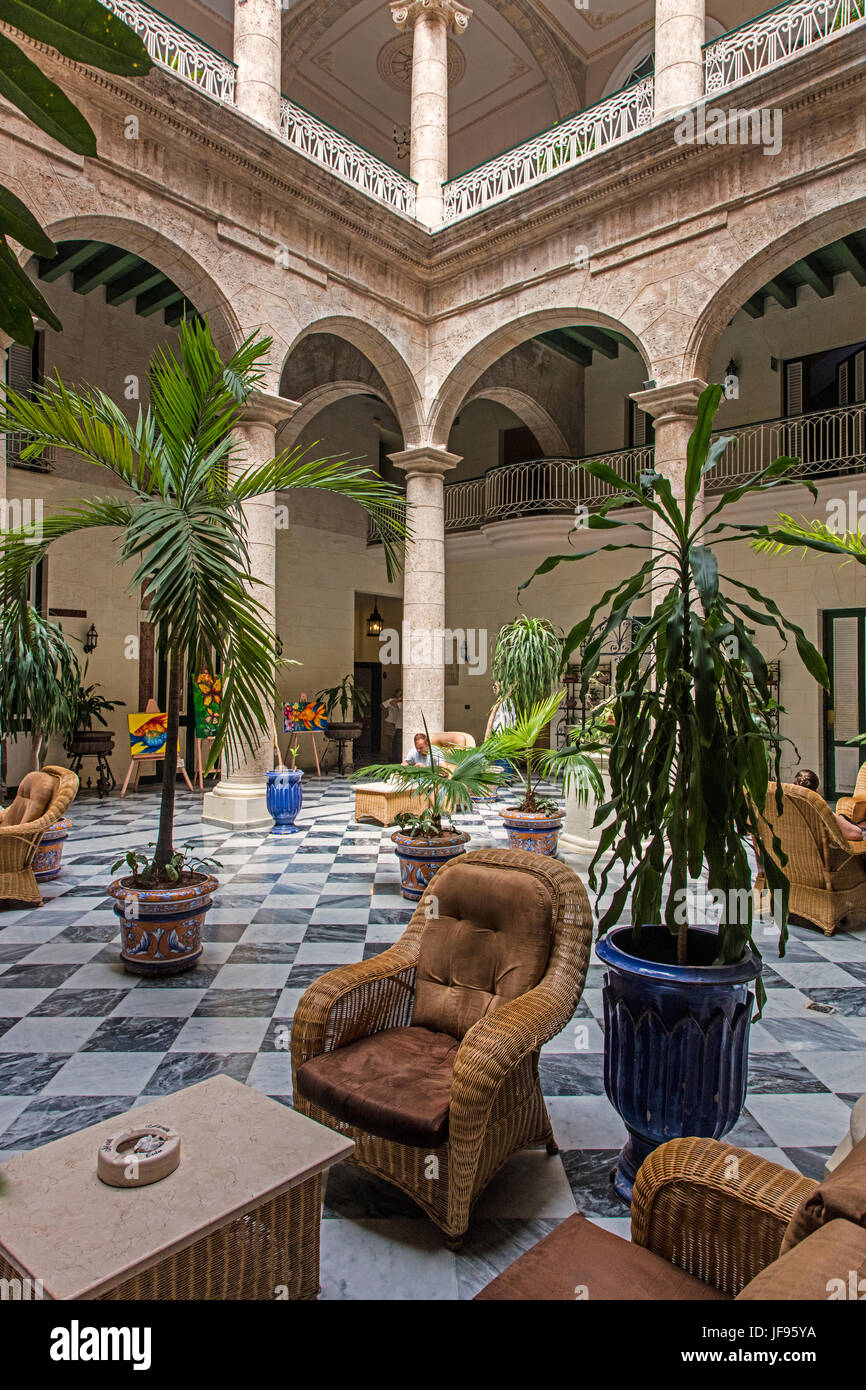 Der Innenhof und Lounge-Bereich des HOTEL FLORIDA - Havanna, Kuba Stockfoto