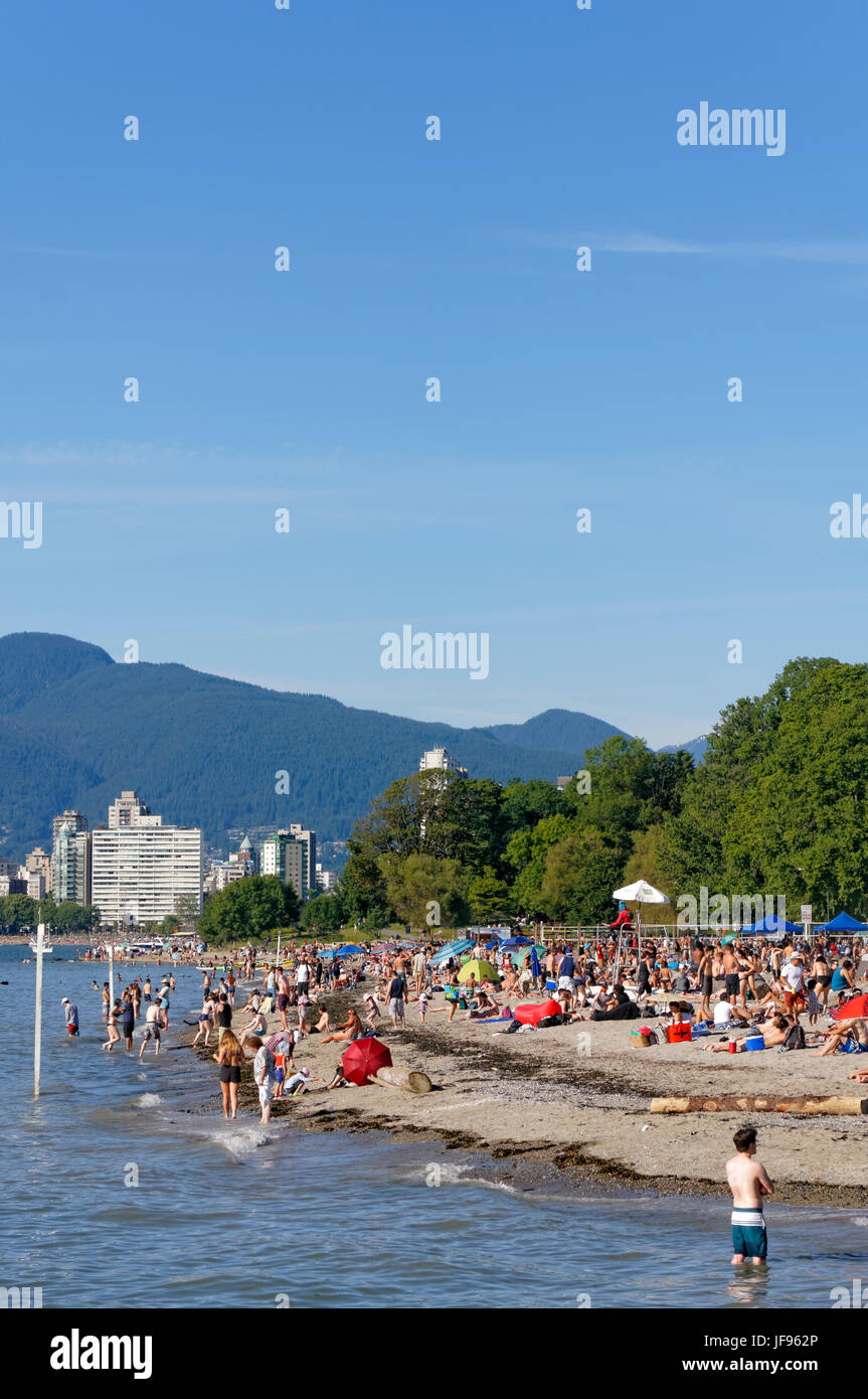 Leute, Sonnenbaden und Schwimmen im English Bay am Kitsilano Beach, Vancouver, Britisch-Kolumbien, Kanada Stockfoto