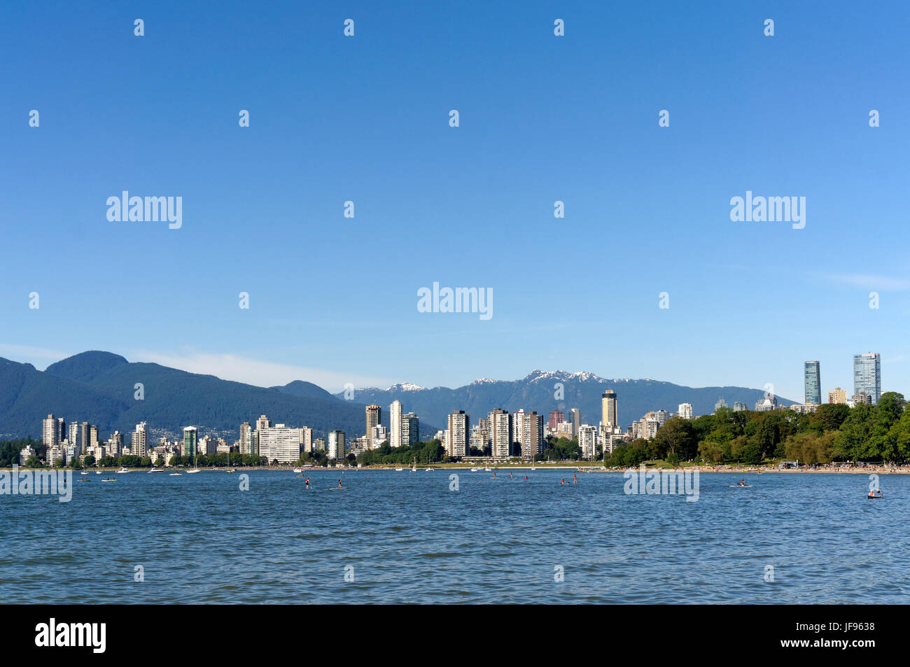 Kitsilano Beach, English Bay, West End Hochhäuser und North Shore Mountains an einem heißen Sommertag, Vancouver, Britisch-Kolumbien, Kanada Stockfoto