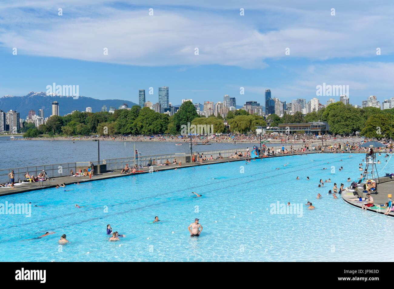 Leute, Sonnenbaden und Schwimmen am Kitsilano Pool auf English Bay in Vancouver, British Columbia, Kanada Stockfoto