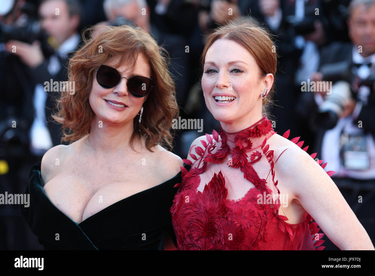 Schauspielerin Susan Sarandon (L) und Julianne Moore besuchen die Ismael Geister screening und Eröffnungs-Gala während der 70. jährlichen Cannes Film Festival im Palais des Festivals im 17. Mai 2017 in Cannes, Frankreich. Stockfoto