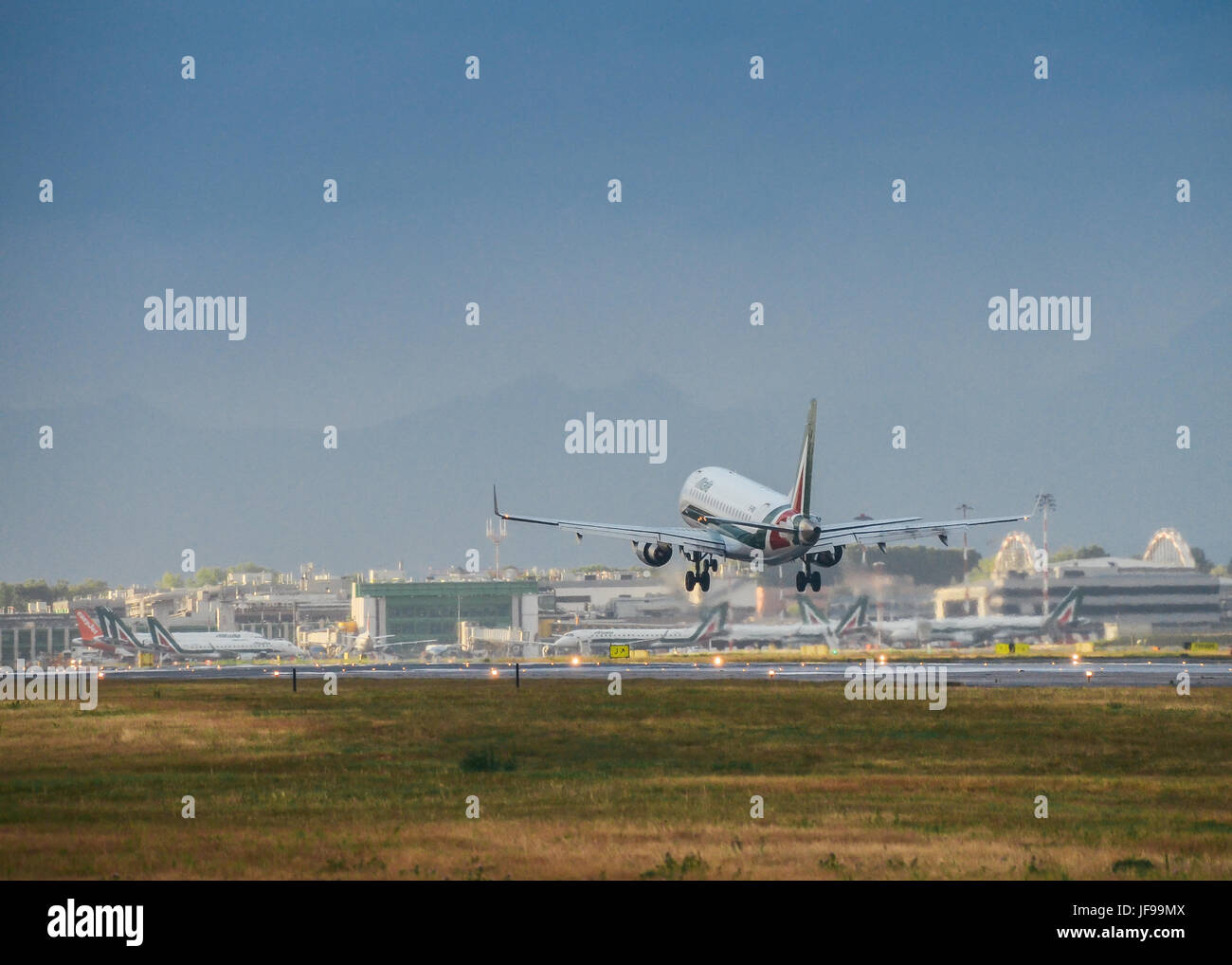 Mailand, Italien - 29. Juni 2017: Alitalia Passagierflugzeug Taxis am Flughafen Mailand Linate in Italien während einem anstrengenden Tag am Flughafen Stockfoto